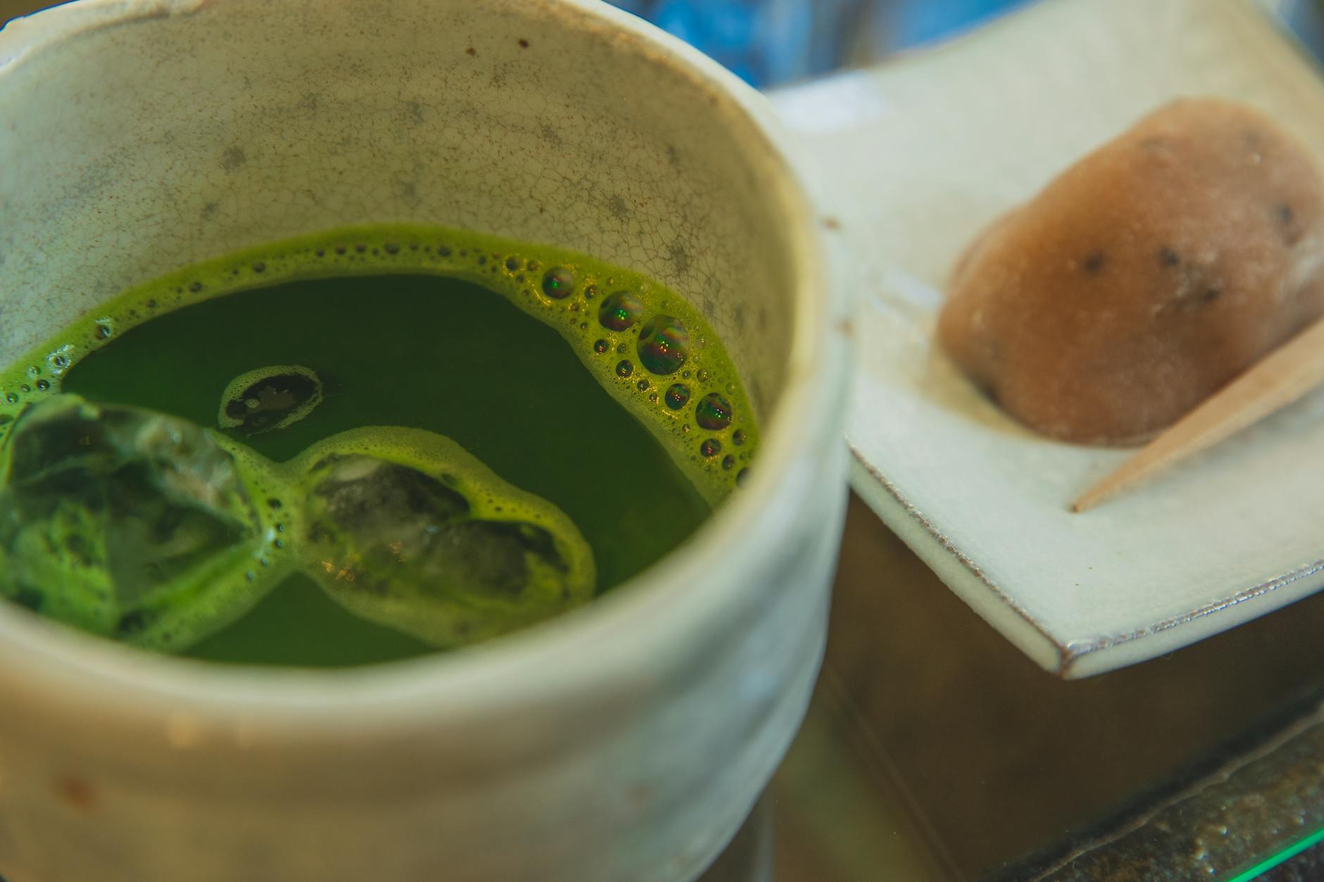 Filiżanka herbaty matcha z tradycyjną japońską słodyczą wagashi