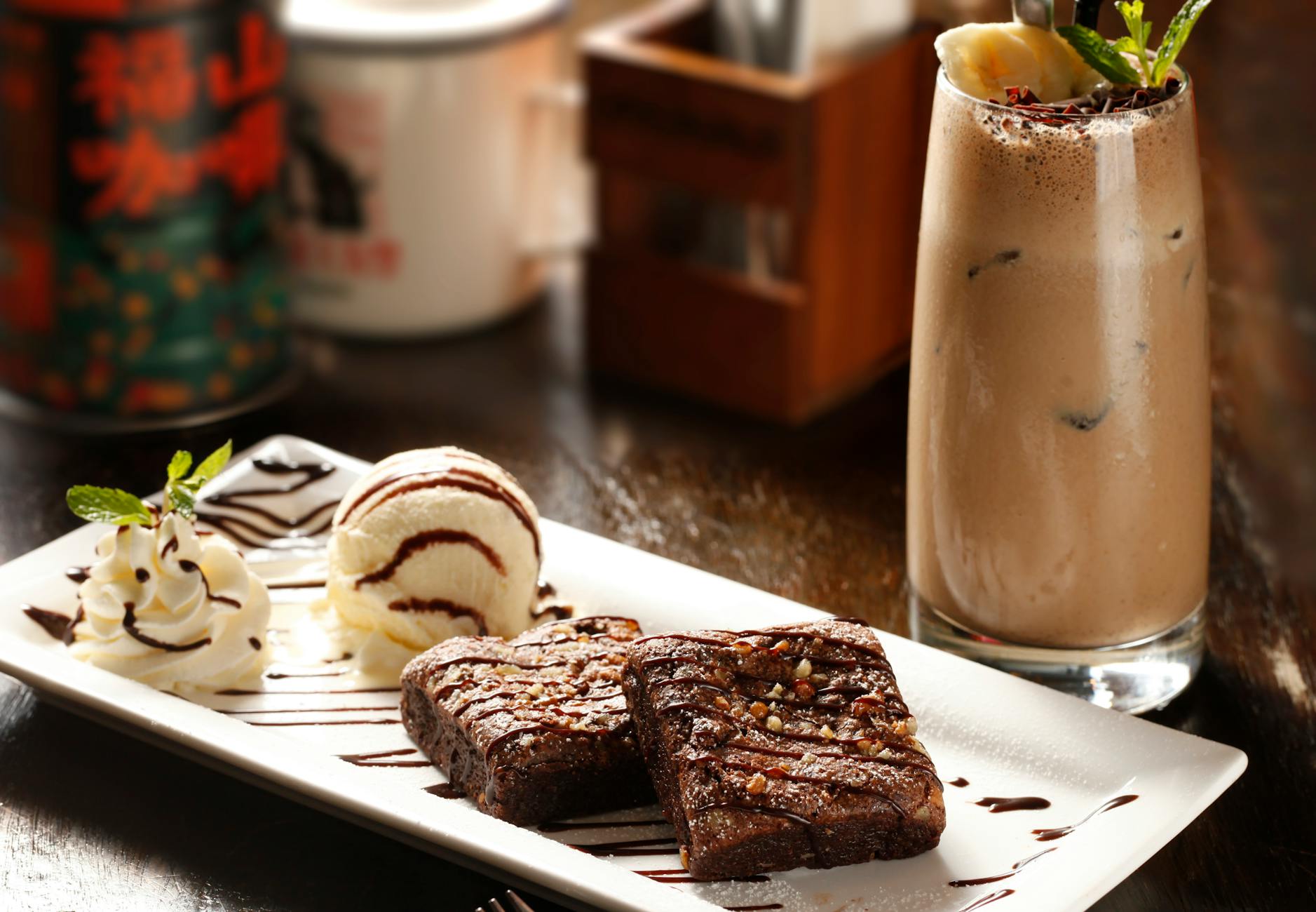 Brownie z lodami waniliowymi i szklanką mrożonej kawy