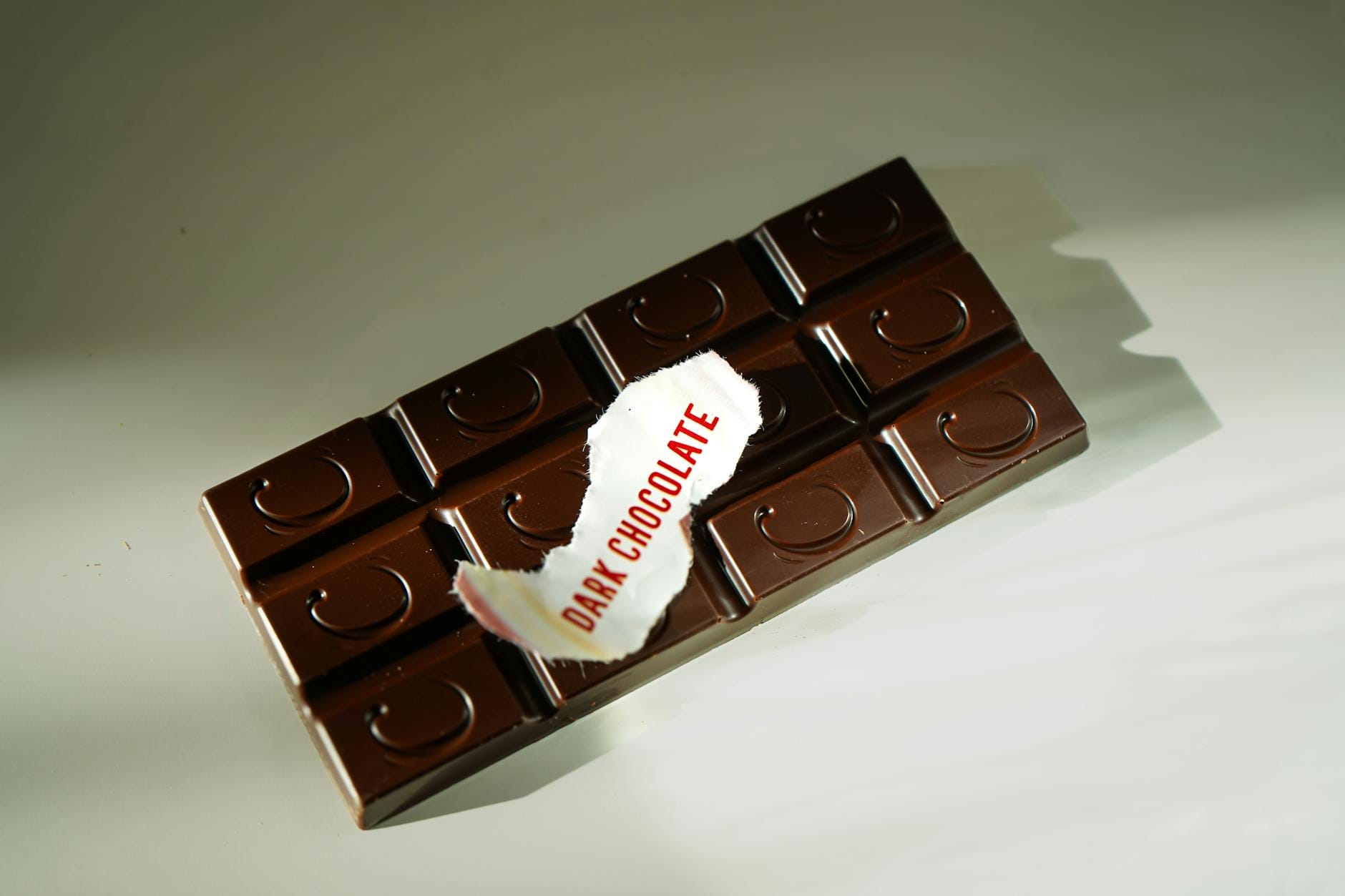 Czekolada wegańska: ranking tabliczek bez mleka, które dają radę Tabliczka gorzkiej czekolady z naderwaną etykietą Dark Chocolate