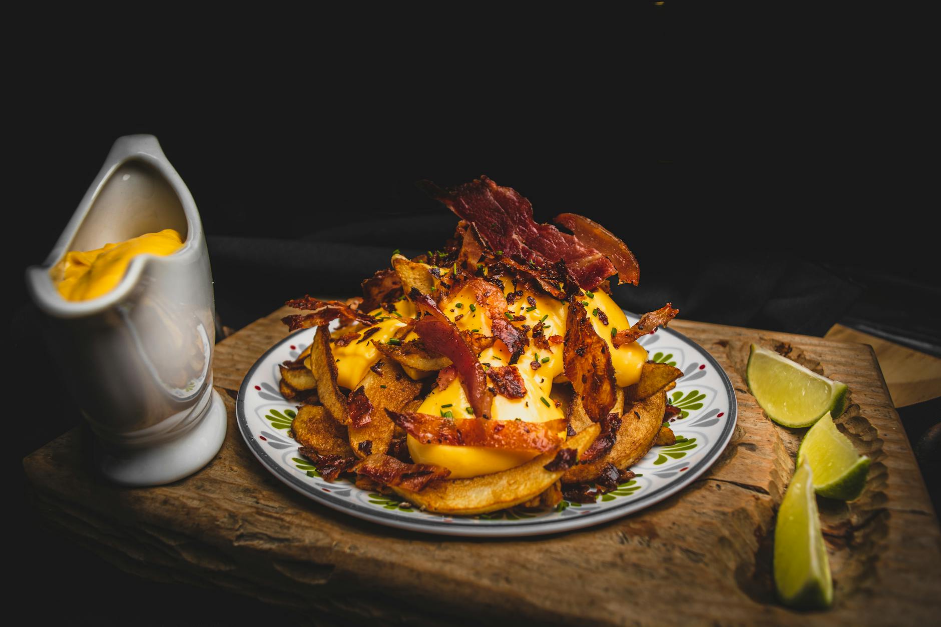 Czipsy ziemniaczane z roztopionym serem, bekonem i cząstkami limonki
