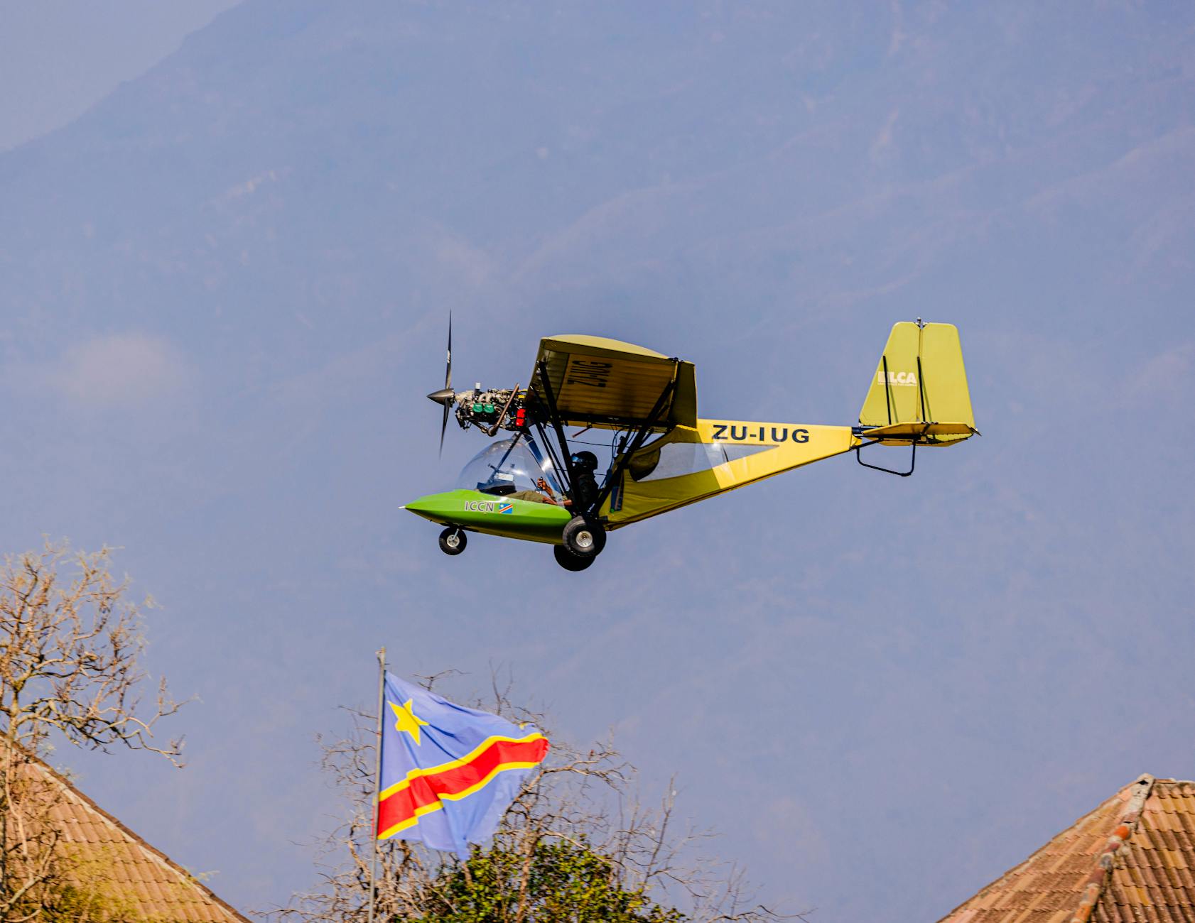 Ultralekki samolot w locie nad malowniczym afrykańskim krajobrazem