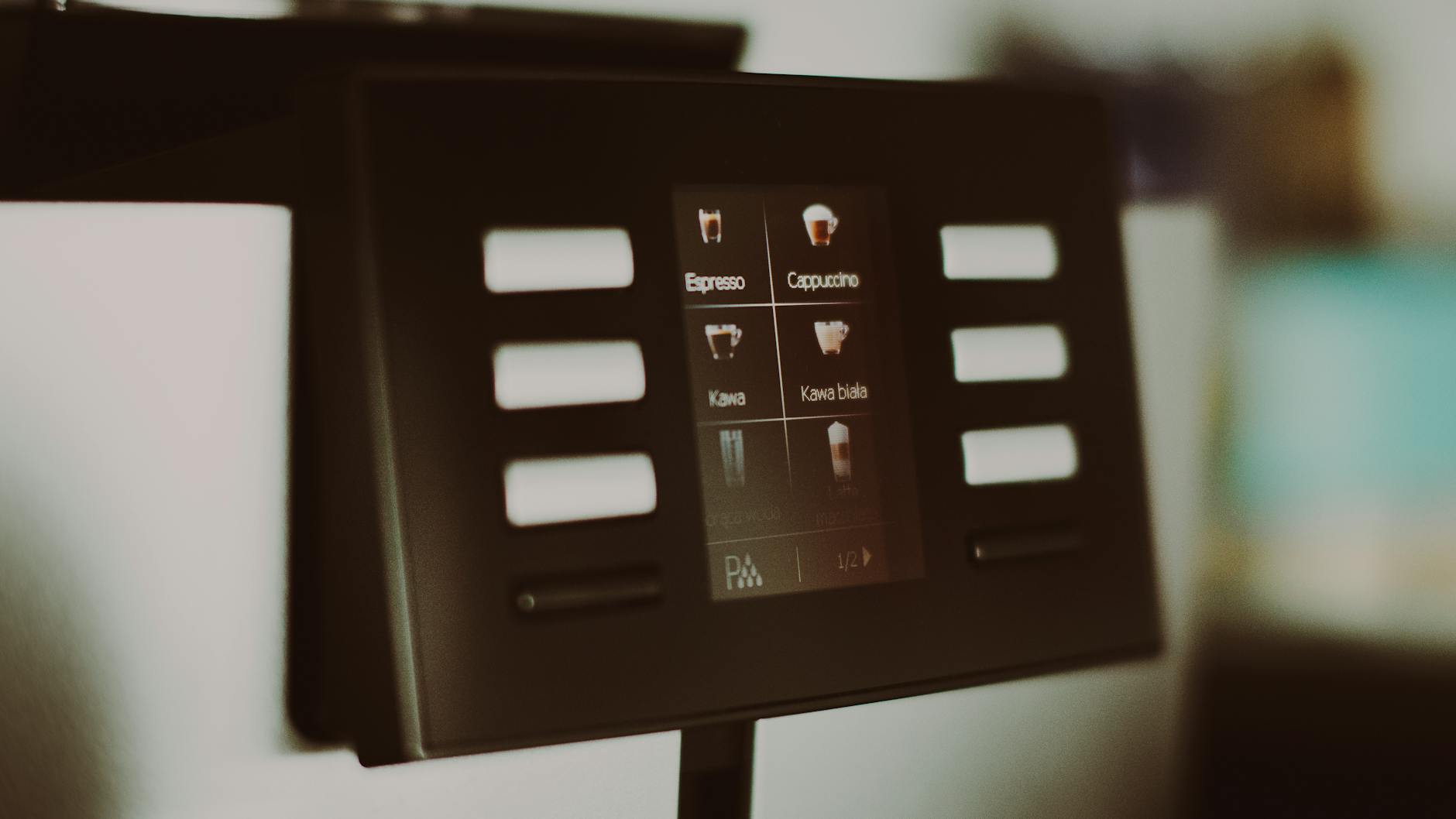 Zbliżenie na cyfrowy panel ekspresu z opcjami espresso i cappuccino