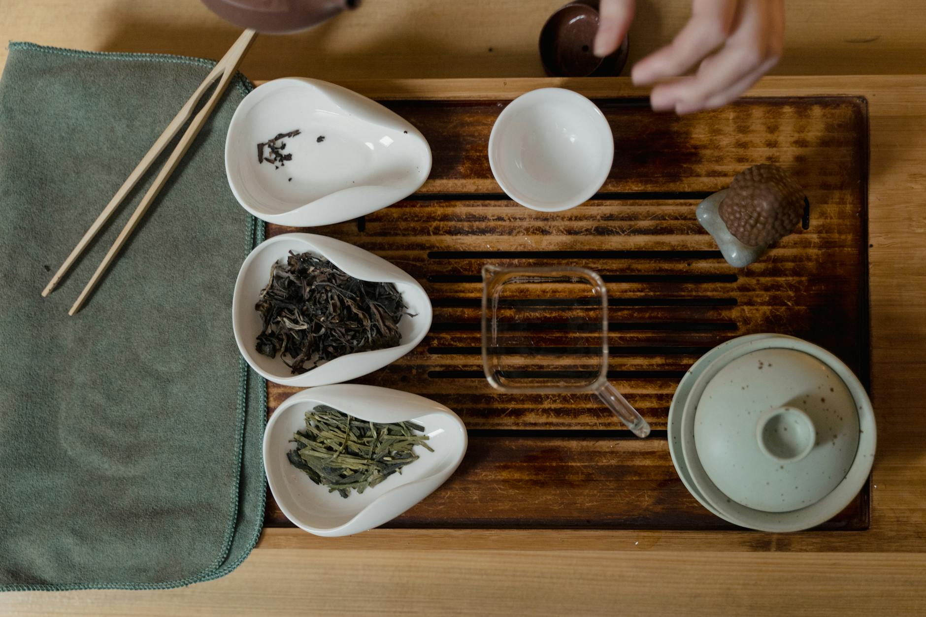 Zestaw do parzenia herbaty oolong z różnymi liśćmi widziany z góry