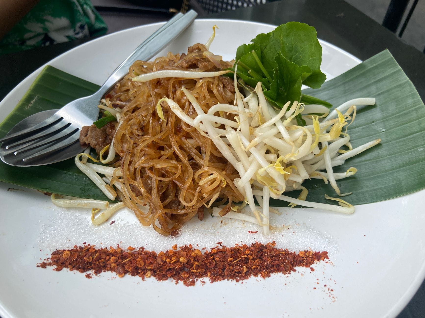 Zbliżenie na tajski pad thai z kiełkami i chili w Bangkoku Zbliżenie na tajski pad thai z kiełkami i chili w Bangkoku